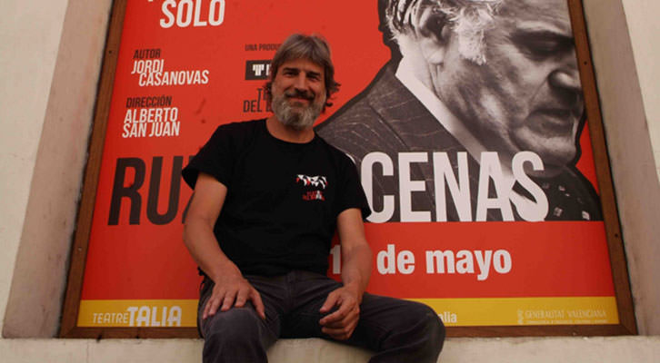 Alberto San Juan, director de 'Ruz-Bárcenas', subido a la fachada del Teatre Talia. Fotografía: Roberto Fariña. 