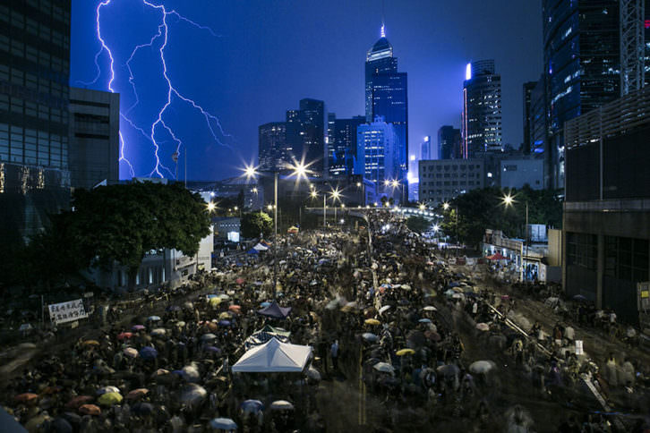 Fotografía de Lam Yik Fei. The Umbrella Revolution, en La Nau de la Universitat de València. Imagen cortesía de PhotOn Festival.