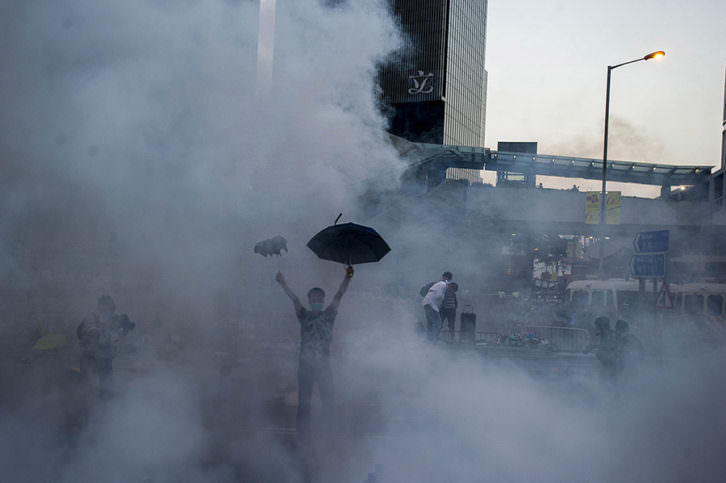 Fotografía de Xaume Olleros. The Umbrella Revolution, en La Nau de la Universitat de València. Imagen cortesía de PhotOn Festival.