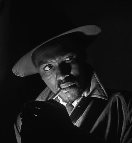 "Encendiendo un cigarrillo", 1953.