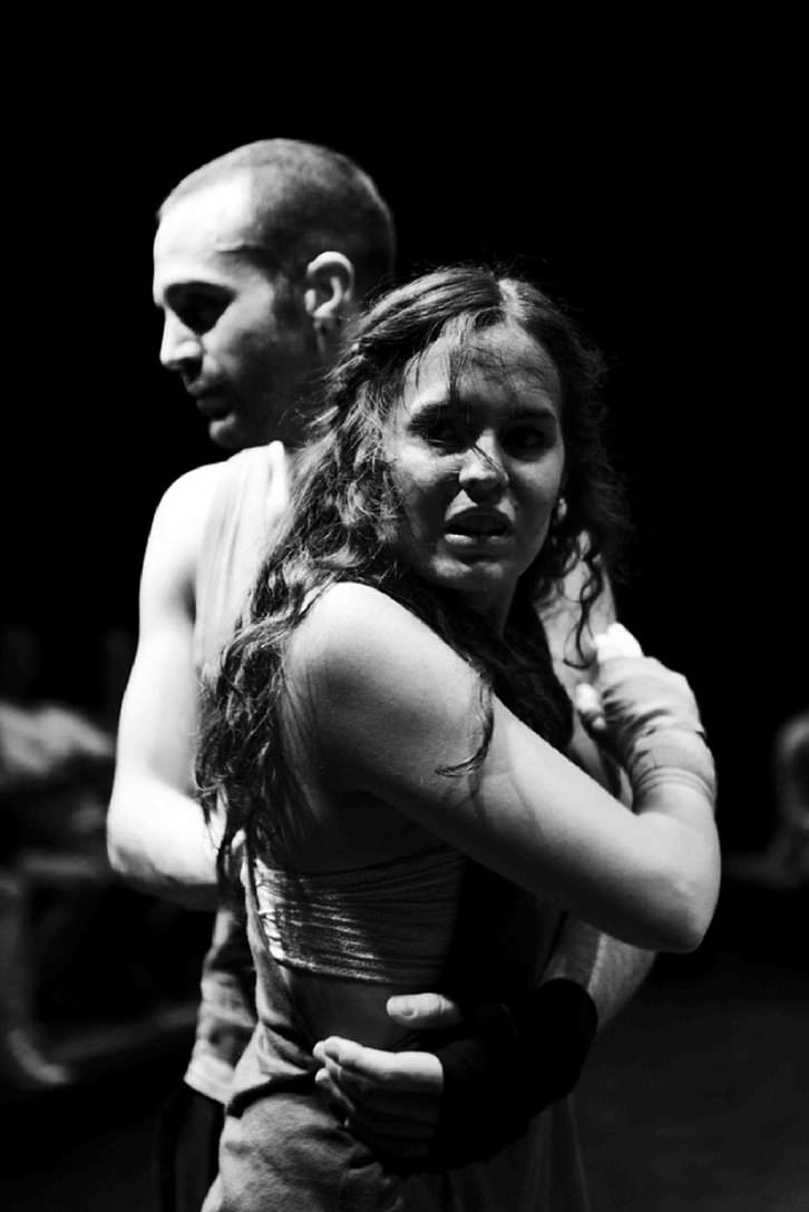 Escena de Fuente Ovejuna, de César Barló, a cargo de la compañía AlmaViva Teatro. Imagen cortesía de Sala Russafa.