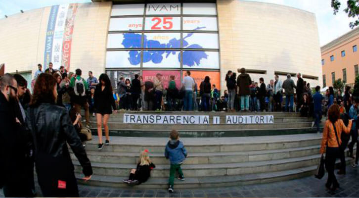 Manifestación frente al IVAM. Fotografía: Tania Castro. 