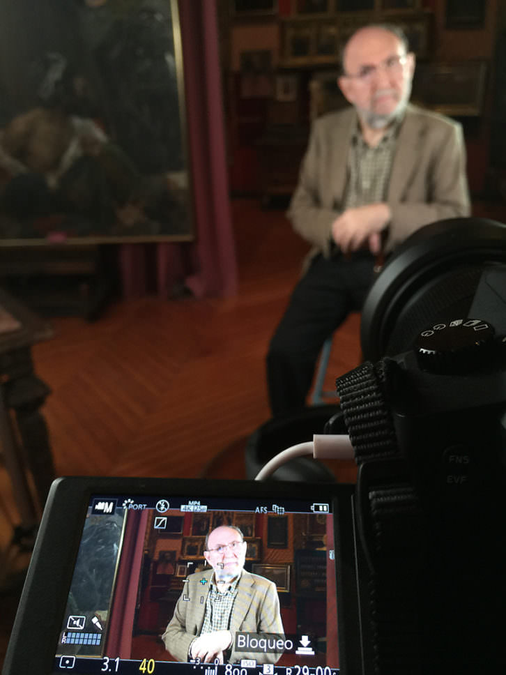 El poeta Marc Granell en el estudio de la Casa Museo Benlliure. Imagen cortesía de Poética 2.0. 