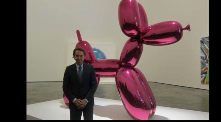 Jeff Koons junto a su obra Balloon Dog (Magenta), en el Museo Guggenheim Bilbao. Foto: Europa Press.