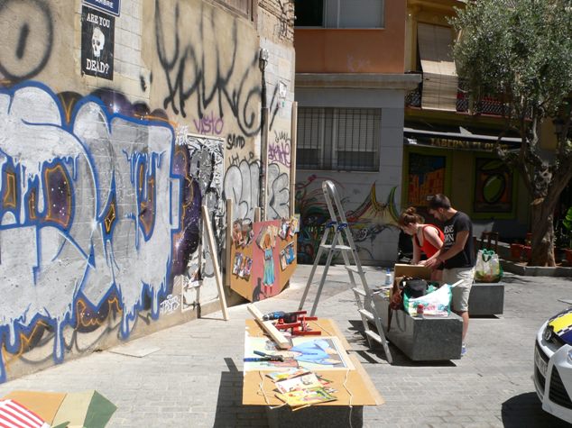 Al fondo pueden verse los listones para sujetar el montaje sobre el horrendo chapado pintarrajeado de la fachada en estado de abandono. Imagen Vicente Chambó.