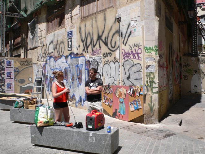 Vista de la fachada apuntalada con Julia Lorenzo y su acompañante. Imagen Vicente Chambó