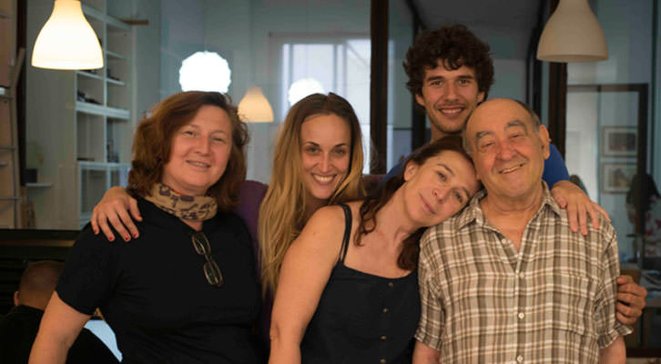 Giovanna Ribes (izquierda) con el elenco artístico de La Familia. Imagen cortesía de Taranná Films. 