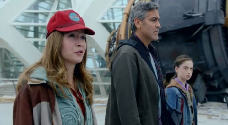 Britt Robertson, George Clooney y Raffey Cassidy en un fotograma de 'Tomorrowland', con la Ciudad de las Artes de Valencia al fondo. 