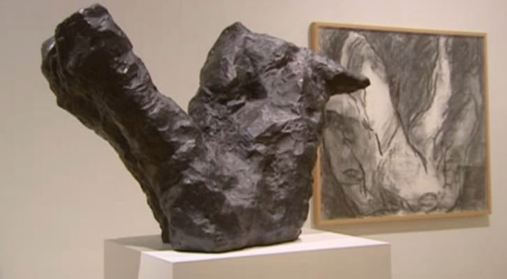 Tucker: masa y figura, en el Museo de Bellas Artes de Bilbao. Imagen del video de la agencia EFE.