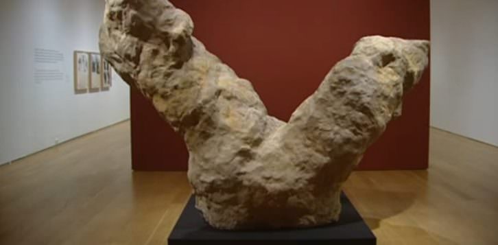 Escultura de la exposición 'Tucker: masa y figura', en el Museo de Bellas Artes de Bilbao. Imagen del video de Efe. 
