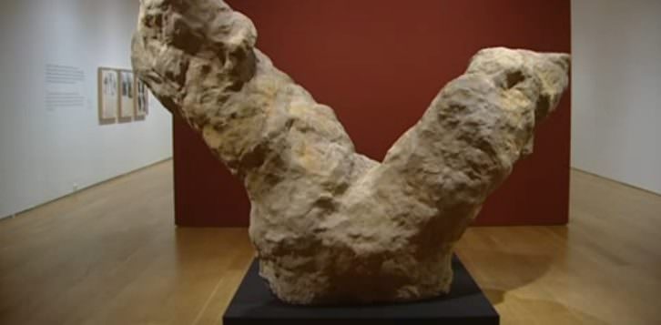Escultura de la exposición 'Tucker: masa y figura', en el Museo de Bellas Artes de Bilbao. Imagen del video de Efe.