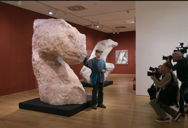 William Tucker en su exposición 'Tucker: masa y figura'. Imagen del Museo de Bellas Artes de Bilbao.