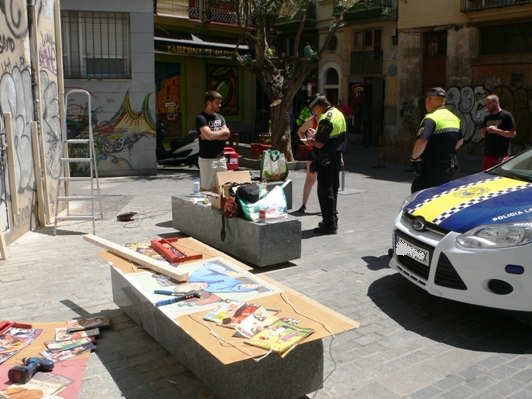 En la imagen Julia Lorenzo con un compañero del montaje en el momento de la paralización de la instalación. Imagen Vicente Chambó