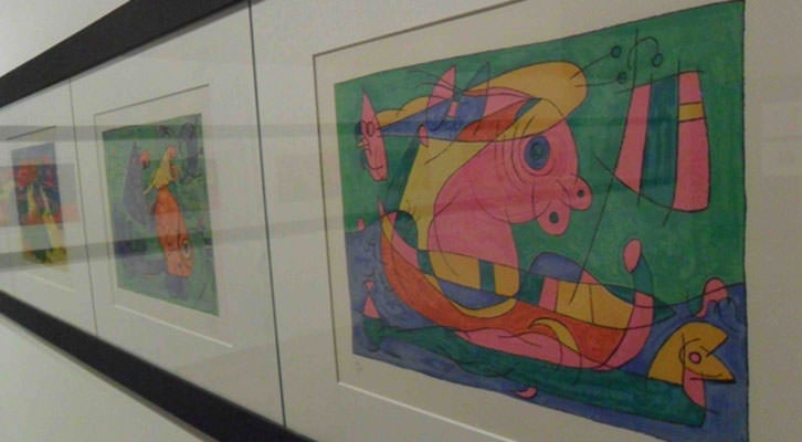 Dibujos de Joan Miró en la exposición Mori el Merma en el Centro del Carmen de Valencia.