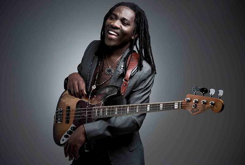 El guitarrista camerunés Richard Bona. Imagen cortesía de l'Auditori de Torrent. 