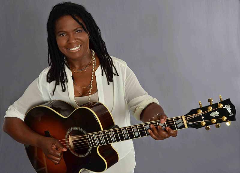Ruthie Foster. Fotografía de Mary Keating Bruton cortesía de l'Auditori de Torrent.