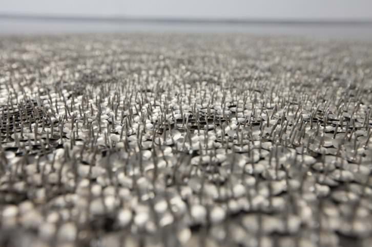 Instalación con chinchetas de Iván Sikic en la exposición de la galería Luis Adelantado. Fotografía de Nacho López Ortiz e Iván Sikic cortesía de Luis Adelantado.