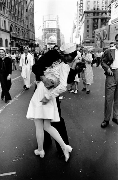 Alfred Eisenstaedt. VJ Day, Times Square, NY, 14. Agosto de1945 Cortesia de Alfred Eisenstaedt, 2014 / Leica Camera AG.