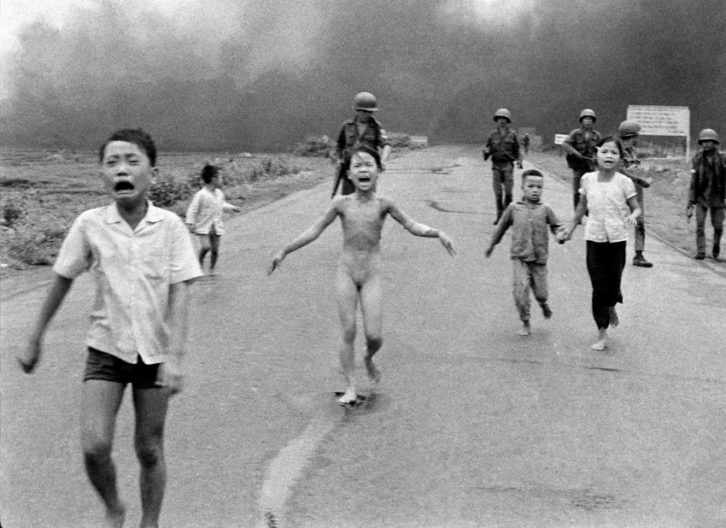 Nick Út. The Associated Press, Ofensiva de napalm en Vietnam, 1972 Cortesia de Nick Út / AP / Leica Camera AG.