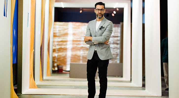 Quique Dacosta en su exposición. Fotografía de Raquel Abulaila, cortesía del MuVIM.