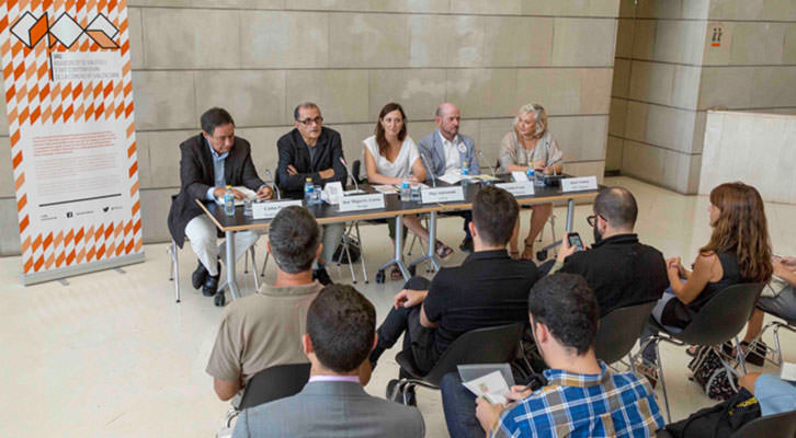 Presentación de Abierto Valencia en el IVAM. En la mesa, de izquierda a derecha, Carlos Puerta, José Miguel Cortés, Olga Adelantado, Carlos Urroz y Alicia Ventura. Imagen cortesía de LaVac.