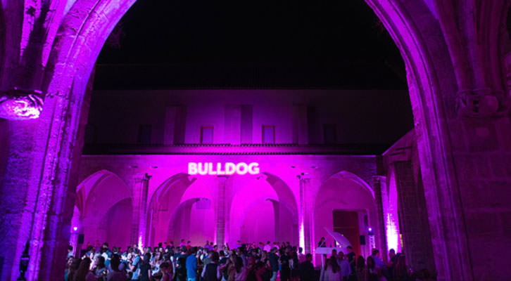 Momento de la fiesta de Bulldog Gin en el Claustro del Carmen. Imagen cortesía de la organización.