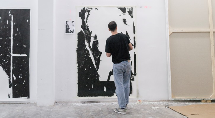 "La hora loca de los gatos", de Alex Marco. El artista preparando la obra en el estudio. Fotografía Ernesto Sampons.