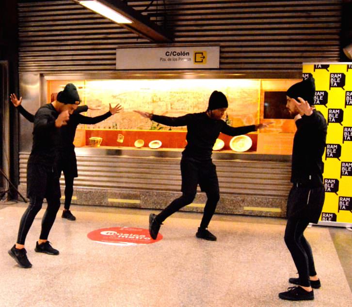 B-boys bailando durante la presentación matutina.