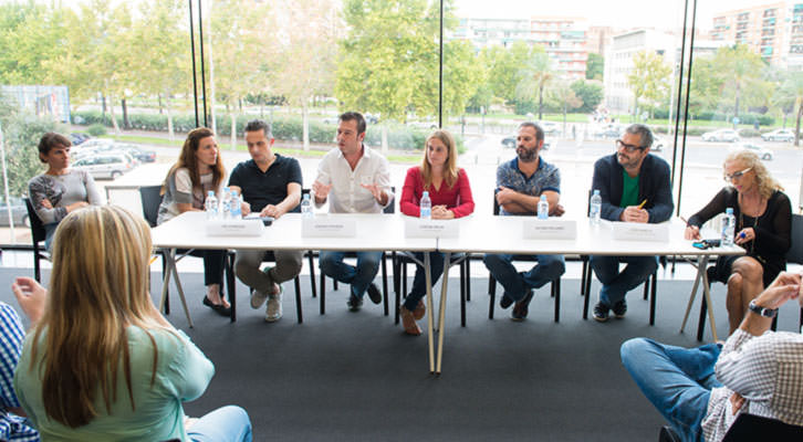 De derecha a izquierda, Mariola Cubells, Joao García, Jacobo Pallarés, Lorena Palau (en el centro, de rojo), Andrés Poveda y Jim Johnson, en Espai Rambleta. Foto: Pablo Ortuño.