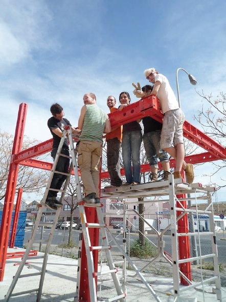 Obra de Santiago Cirugeda, en la exposición Construyendo mundos. Imagen cortesía de Fundación Chirivella Soriano. 