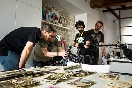 Parte del equipo de La Caixa Negra, durante la producción del documental. Imagen cortesía del autor. 