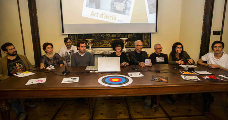 Salvia Ferrer, directora de Intramurs, en el centro, junto a miembros del equipo de organización, en la presentación del festival. Fotografía: Eva Máñez.