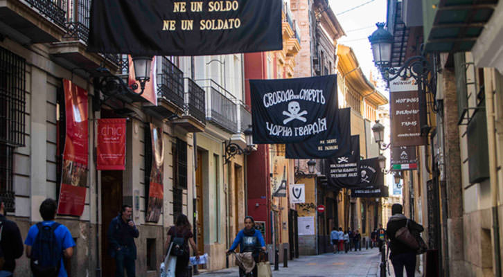 Banderas colocadas en la calle Caballeros como parte del festival Intramurs. Fotografía: Eva Máñez. 