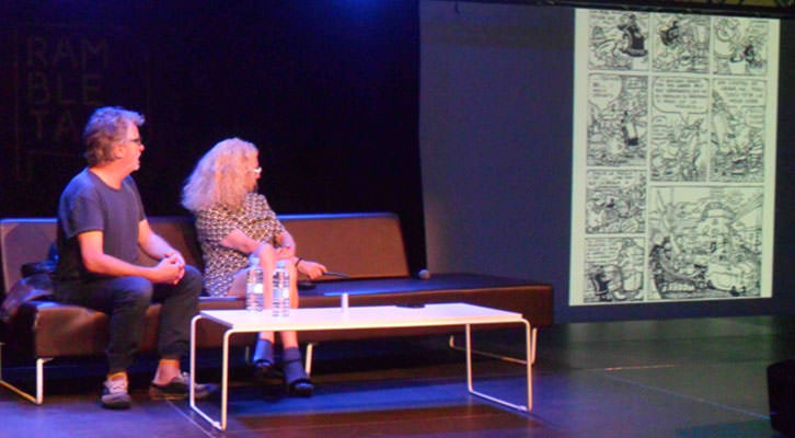 Javier Mariscal, junto a Mariola Cubells, observando la proyección de algunos de sus dibujos, en Espai Rambleta.