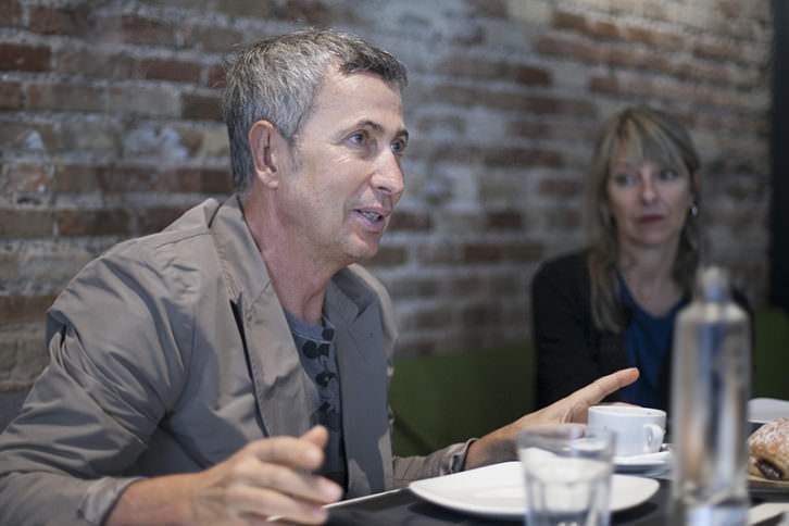 Enrique Rubio, con Eva Montesinos al fondo, en un momento de los Desayunos Makma en Lotelito. Foto: Fernando Ruiz. 