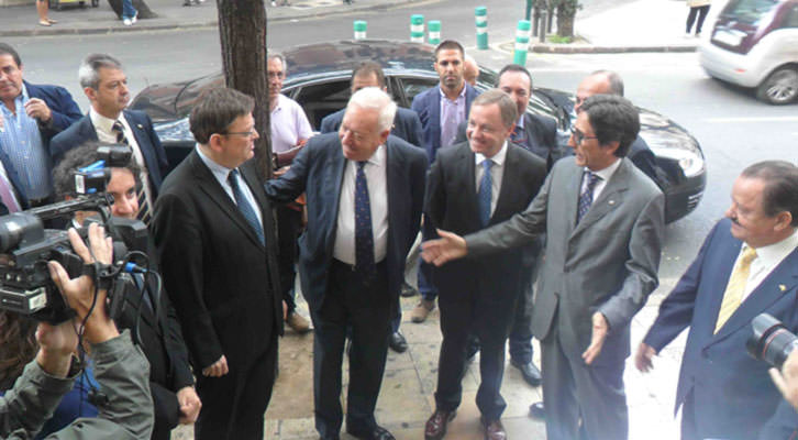 Ximo Puig, presidente de la Generalitat, y José Manuel García Margallo, ministro de Exteriores, en la entrada de la Lonja de la Seda poco después de atender a los medios.