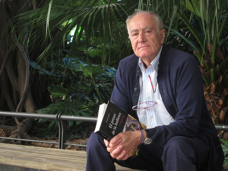 Eduardo Alonso con su libro El preso de la ballena entre las manos. Fotografía: Silvia Zarza.