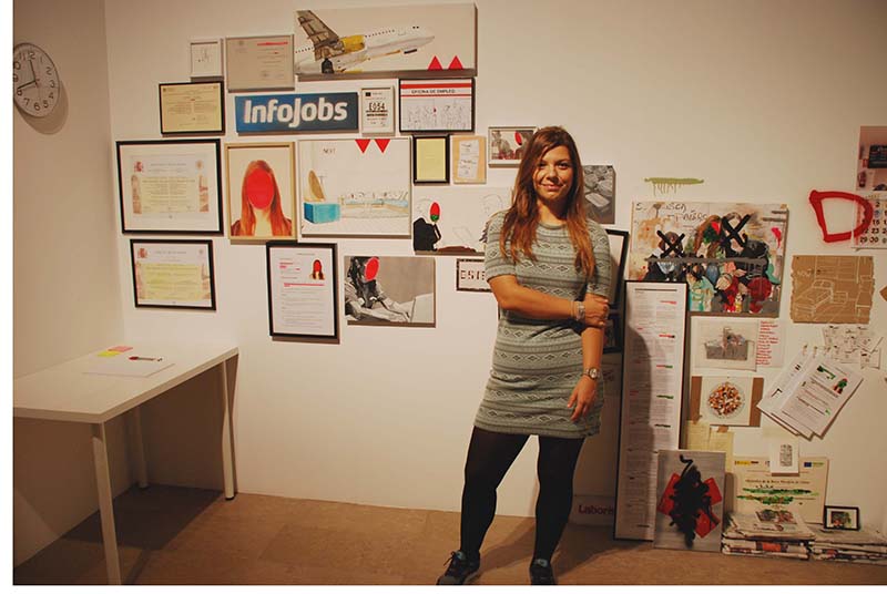 Alejandra de la Torre, junto a su obra. Imagen cortesía del Centro del Carmen.