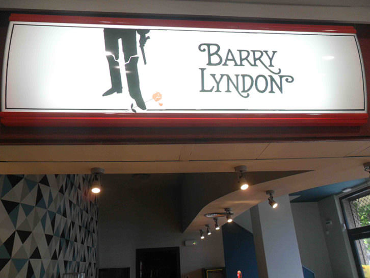 Cartel de Barry Lyndon en la entrada junto a la cafetería de los nuevos Aragó Cinema. 