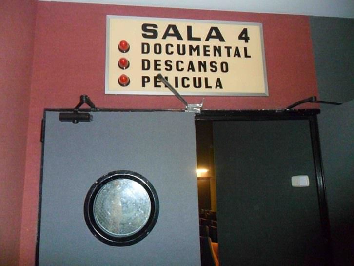 Entrada a la sala 4 de Aragó Cinema, con el rótulo antiguo que se mantiene.