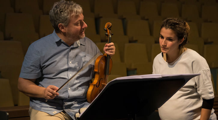 Fabio Biondi en uno de los ensayos de 'Silla', de Händel. Imagen cortesía de Les Arts.