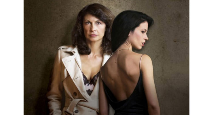 Cristina Higueras, de frente, y Mireia Pàmies, en Nathalie X. Imagen cortesía de Teatro Talía.