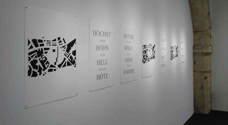 Instalación de Rogelio López Cuenca en la exposición Les pronoms febles. Imagen cortesía de pazYcomedias.