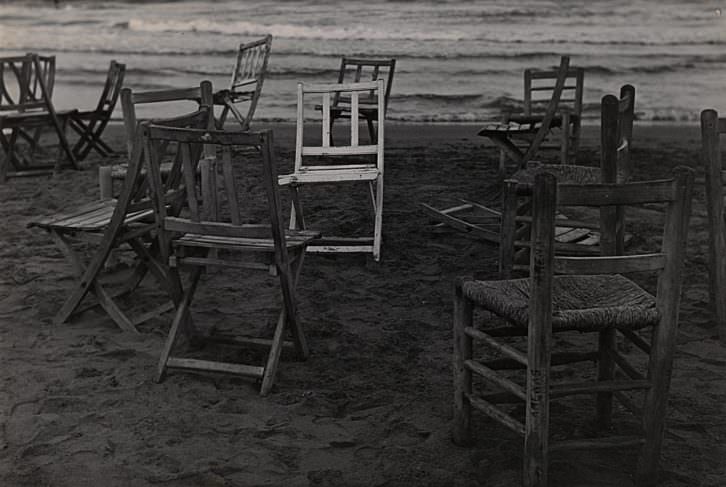 Sillas en la playa, de Gabriel Cualladó. Imagen cortesía del IVAM. 