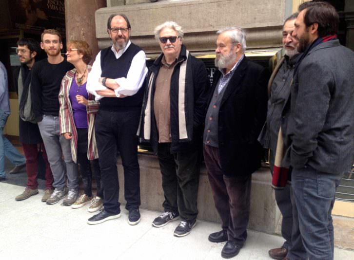 El elenco de la obra a las puertas del Teatro Olympia, tras la rueda de prensa. Fotografía: Merche Medina.