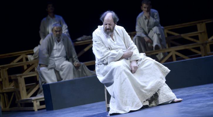 Josep María Pou durante un instante de 'Sócrates, juicio y muerte de un ciudadano'. Imagen cortesía de la compañía.