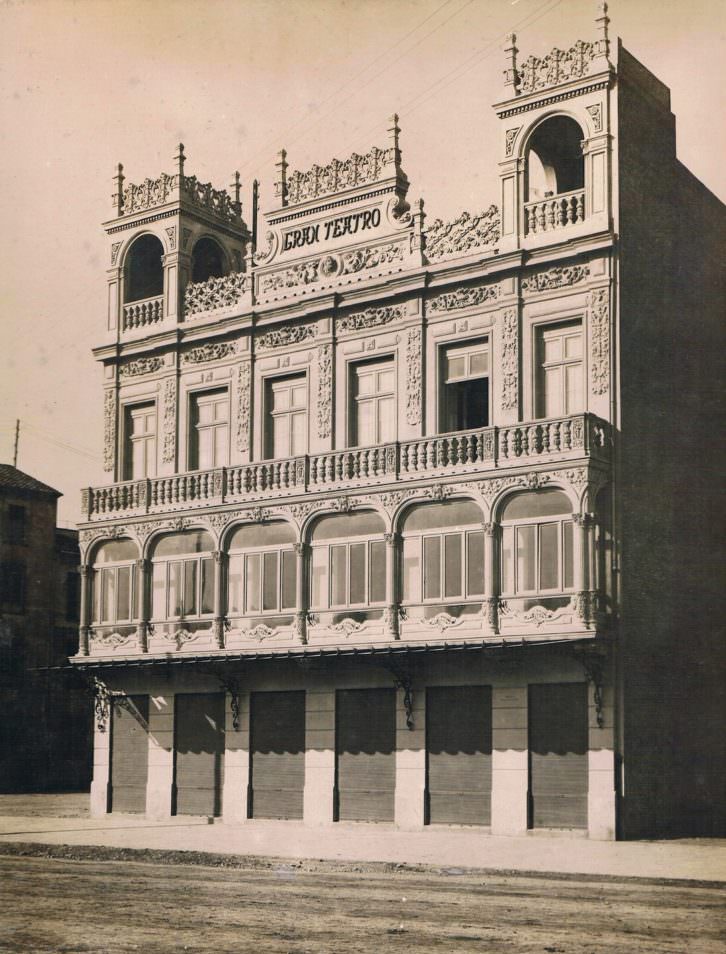 Calle Amalio Gimeno y el Gran Teatro, 1923. Imagen cortesía de los autores. 