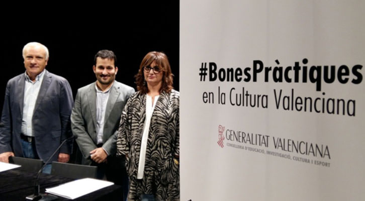 De izquierda a derecha Albert Girona, Vicent Marzà y Carmen Amoraga, durante la presentación del Código de Buenas Prácticas en el Teatro Principal de Valencia.