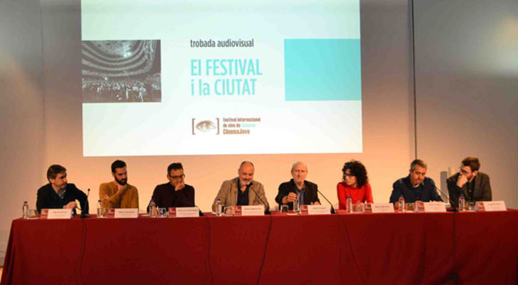 José Luis Cienfuegos, Rafael Maluenda y Javier Angulo, en el centro de la mesa, junto a los periodistas que participaron en el encuentro El Festival y la ciudad. Imagen cortesía de CulturArts.