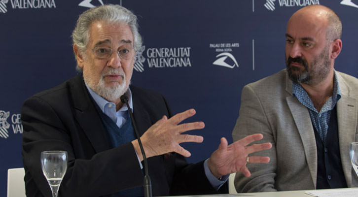 Plácido Domingo (i), junto a Davide Livermore, en la presentación de Macbeth. Imagen cortesía del Palau de les Arts.  